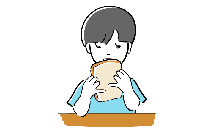 男の子がパンを食べている画像