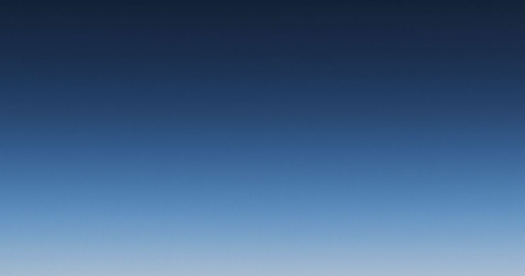 どこか切なさを感じる、深いブルーの抽象的な背景